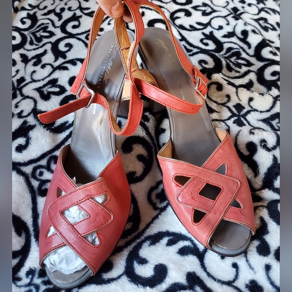 Remix Garnet Two Toned Heels size 9.5 Never worn - Picture 3 of 9